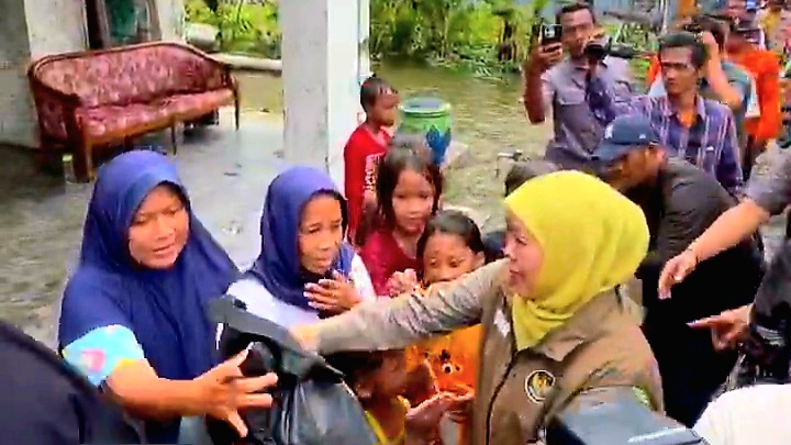 Gubernur Jatim, Khofifah Indar Parawansa saat bertemu warga korban banjir di desa Laladan. 